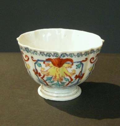 Rare cup porcelain famille rose  decorated with du Pasquier or Vezzy style